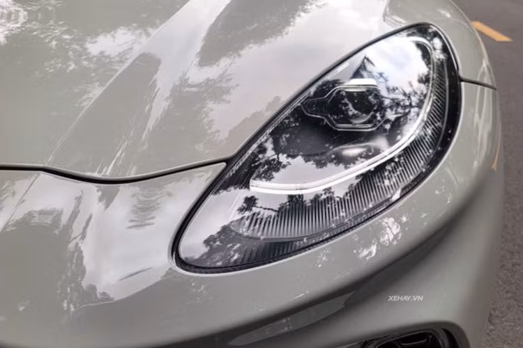 Aston Martin DBX có tay nắm cửa dạng ẩn cùng cửa kính không viền và cột B bằng kính tạo nên vẻ đẹp liền mạch cho xe. Đi cùng là các đường gân chìm nổi dọc theo thân xe tôn thêm chiều sâu đường nét thiết kế, vuốt dài đến nắp cốp tích hợp đuôi gió cố định uốn cong lấy cảm hứng từ Vantage.