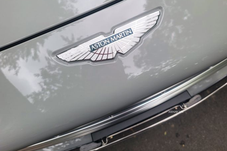 Phía đuôi xe gây ấn tượng với cụm đèn LED thanh mảnh, mềm mại, đi cùng cản sau được làm vuốt ngược tạo góc thoát và hệ thống ống xả đơn đặt đối xứng 2 bên.