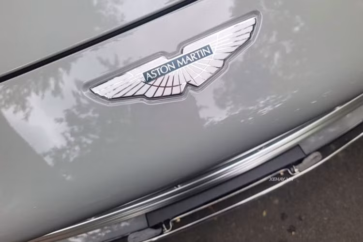 Phía đuôi xe gây ấn tượng với cụm đèn LED thanh mảnh, mềm mại, đi cùng cản sau được làm vuốt ngược tạo góc thoát và hệ thống ống xả đơn đặt đối xứng 2 bên.