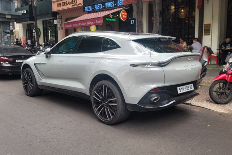 Đặc biệt, eARC - có khả năng tạo ra lực chống lật 1.400 Nm trên mỗi trục, xử lý tinh vi theo nguyên lý của một chiếc xe thể thao thay vì SUV đơn thuần. Hiện chưa rõ chủ xe phải bỏ ra để tậu chiếc DBX này, tuy nhiên mức giá xe Aston Martin DBX được đại lý chính hãng niêm yết vào khoảng hơn 13 tỷ đồng.