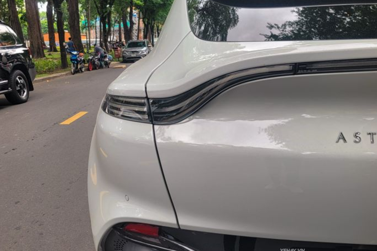 Xe còn được trang bị hệ thống treo khí nén ba khoang tùy biến kết hợp với hệ thống kiểm soát chống lật điện 48volt (eARC) và các bộ giảm chấn điện tử thích ứng giúp DBX có khả năng thay đổi khoảng sáng gầm xe ấn tượng, dễ dàng nâng lên 45 mm hoặc hạ thấp 50 mm.