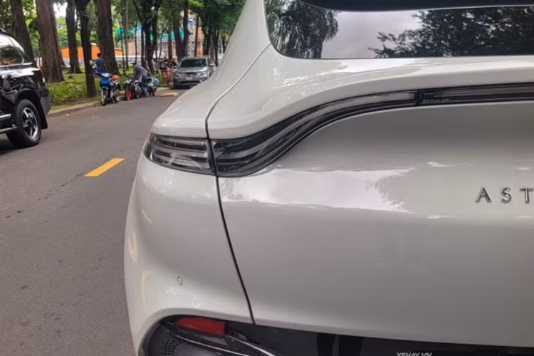 Xe còn được trang bị hệ thống treo khí nén ba khoang tùy biến kết hợp với hệ thống kiểm soát chống lật điện 48volt (eARC) và các bộ giảm chấn điện tử thích ứng giúp DBX có khả năng thay đổi khoảng sáng gầm xe ấn tượng, dễ dàng nâng lên 45 mm hoặc hạ thấp 50 mm.