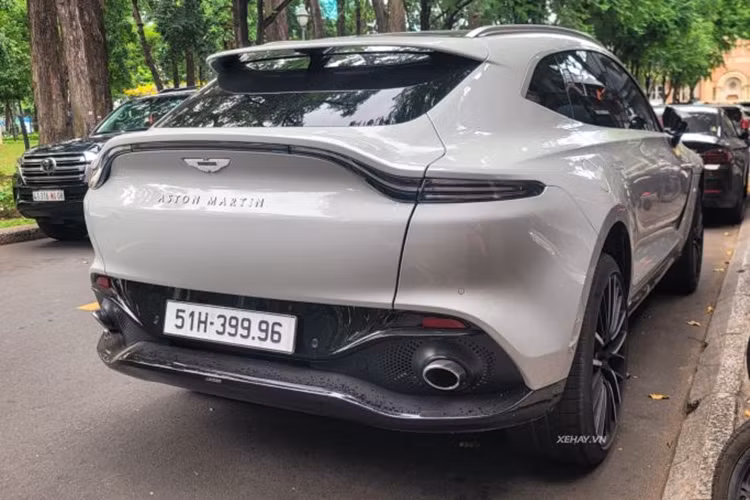 Cung cấp sức mạnh cho Aston Martin DBX là khối động cơ V8, dung tích 4.0L cho công suất 542 mã lực và mô-men xoắn cực đại 700 Nm. Động cơ đi kèm hộp số tự động 9 cấp và hệ dẫn động 4 bánh giúp xe có thể tăng tốc từ 0-100 km/h trong 4,5 giây và vận tốc tối đa lên đến 291 km/h.
