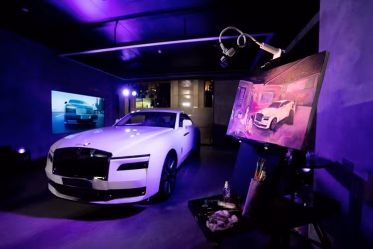 Đây không chỉ là chiếc xe Rolls-Royce Spectre đầu tiên về Việt Nam để bàn giao cho khách hàng, mà còn là chiếc coupe siêu sang chạy điện duy nhất đang bán trên thế giới. Mức giá xe Rolls-Royce Spectre chính hãng tại Việt Nam ;à từ 18 tỷ đồng.