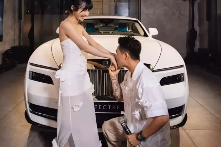Và sau 1 tuần, con trai của đại gia Phạm Văn Mười đã có những chia sẻ xoay quanh câu chuyện mua xe Rolls-Royce Spectre, cùng tình yêu của mình với người phụ nữ đang chung sống.