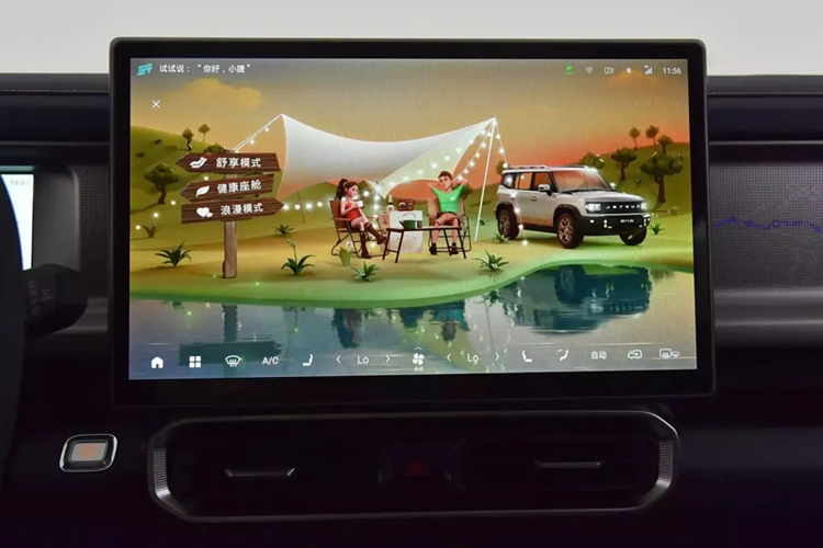 Thiết bị trong xe bao gồm hệ thống âm thanh 8 loa, máy khuếch tán hương thơm và mái che toàn cảnh. Ghế trước có chức năng sưởi, thông gió và massage. Một hộp đựng đồ được gắn trên cửa sau, mở ra phía hành khách. Không gian cốp xe là 580 lít và ghế có thể gập theo tỷ lệ 60:40, xe chỉ có 5 chỗ ngồi.