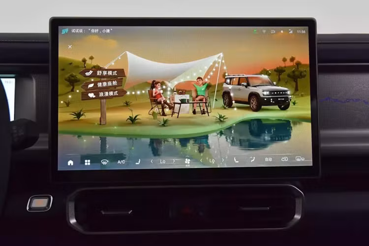 Thiết bị trong xe bao gồm hệ thống âm thanh 8 loa, máy khuếch tán hương thơm và mái che toàn cảnh. Ghế trước có chức năng sưởi, thông gió và massage. Một hộp đựng đồ được gắn trên cửa sau, mở ra phía hành khách. Không gian cốp xe là 580 lít và ghế có thể gập theo tỷ lệ 60:40, xe chỉ có 5 chỗ ngồi.