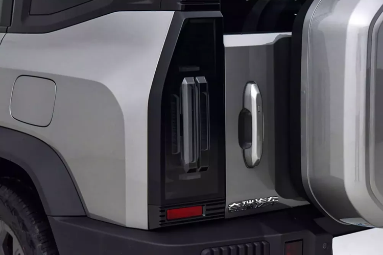 Hệ thống điện Kunpeng PHEV quen thuộc của Chery cung cấp năng lượng cho xe. Hệ thống này dựa trên động cơ 1.5TGDI với công suất 115 kW và mô-men xoắn 220 Nm. Trong khi phiên bản 2WD của Jetour Shanhai T2 chỉ có động cơ điện 165 kW ở trục trước, phiên bản 4WD còn bổ sung thêm động cơ 175 kW ở trục sau.