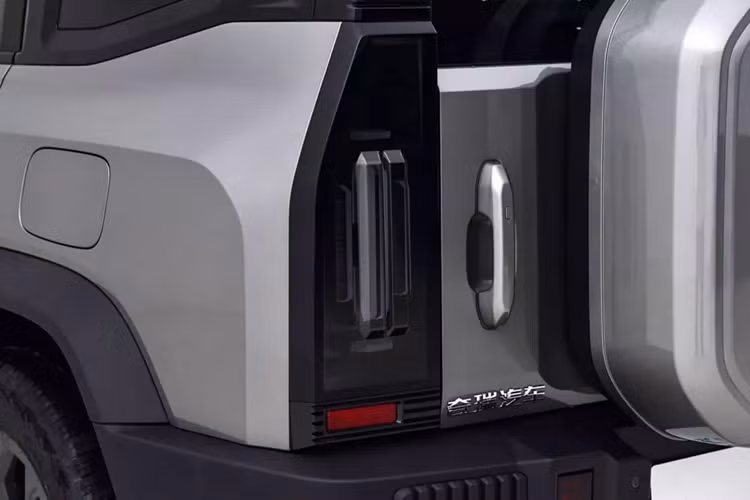 Hệ thống điện Kunpeng PHEV quen thuộc của Chery cung cấp năng lượng cho xe. Hệ thống này dựa trên động cơ 1.5TGDI với công suất 115 kW và mô-men xoắn 220 Nm. Trong khi phiên bản 2WD của Jetour Shanhai T2 chỉ có động cơ điện 165 kW ở trục trước, phiên bản 4WD còn bổ sung thêm động cơ 175 kW ở trục sau.