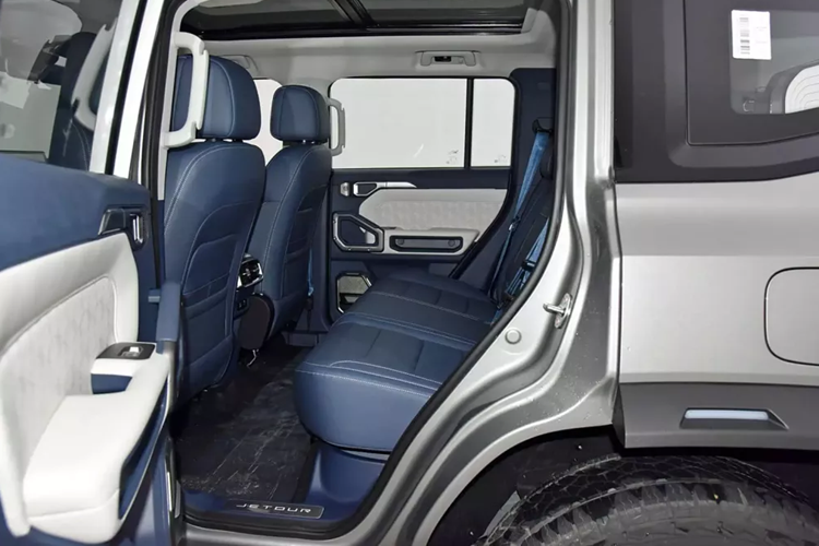 Trọng lượng không tải là 2376 kg. Hệ thống treo trước sử dụng thanh chống MacPherson, trong khi phía sau có hệ thống treo độc lập đa liên kết. Bên trong, phiên bản dẫn động bốn bánh toàn thời gian của T2 mang diện mạo chung của phiên bản 2WD và có tông màu hai tông.