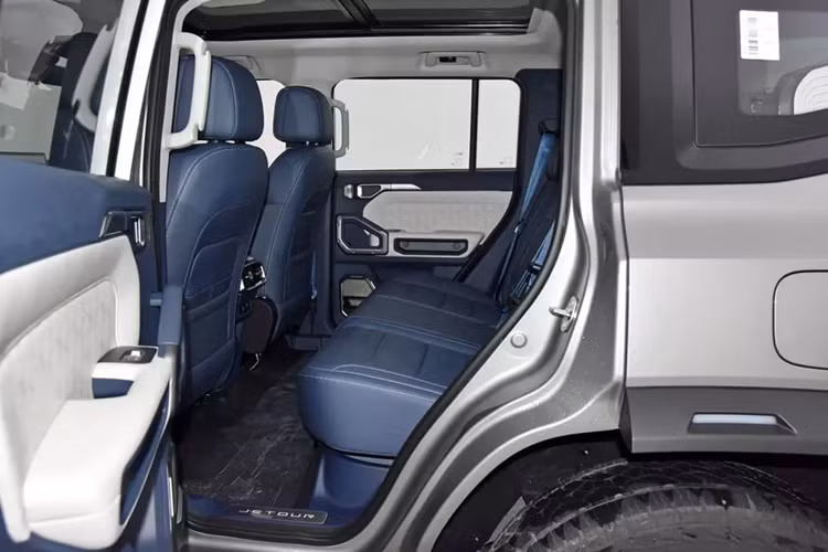 Trọng lượng không tải là 2376 kg. Hệ thống treo trước sử dụng thanh chống MacPherson, trong khi phía sau có hệ thống treo độc lập đa liên kết. Bên trong, phiên bản dẫn động bốn bánh toàn thời gian của T2 mang diện mạo chung của phiên bản 2WD và có tông màu hai tông.