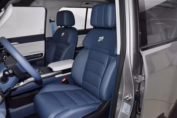 Bao quanh gầm xe là lớp ốp đen, và hệ dẫn động 4 bánh đi kèm lốp địa hình AT. Góc tiếp cận và thoát lần lượt là 28 và 30 độ, và khoảng sáng gầm xe tối thiểu là 201 mm. Kích thước của Jetour Shanhai T2 là 4785, 2006 và 1875mm (dài/rộng/cao) trong khi chiều dài cơ sở là 2.800 mm, khiến nó trở thành một chiếc SUV cỡ trung.