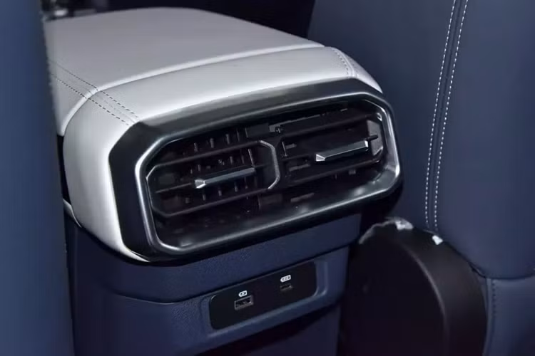 Có màn hình thông tin giải trí nổi 15,6 inch và màn hình cụm đồng hồ 10,25 inch. Hệ thống của xe được trang bị chip Qualcomm Snapdragon 8155 hỗ trợ điều khiển bằng giọng nói thông minh, nhiều ứng dụng, điều khiển xe từ xa, hình ảnh toàn cảnh và chế độ xem khung gầm trong suốt.