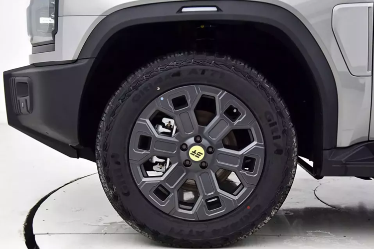 Độ sâu lội nước của Jetour Shanhai T2 là 700 mm, và nó có khóa vi sai trục sau nhúng răng điều khiển điện tử hỗ trợ chế độ bò, xoay bình xăng, hỗ trợ khởi hành ngang dốc, kiểm soát đổ đèo.