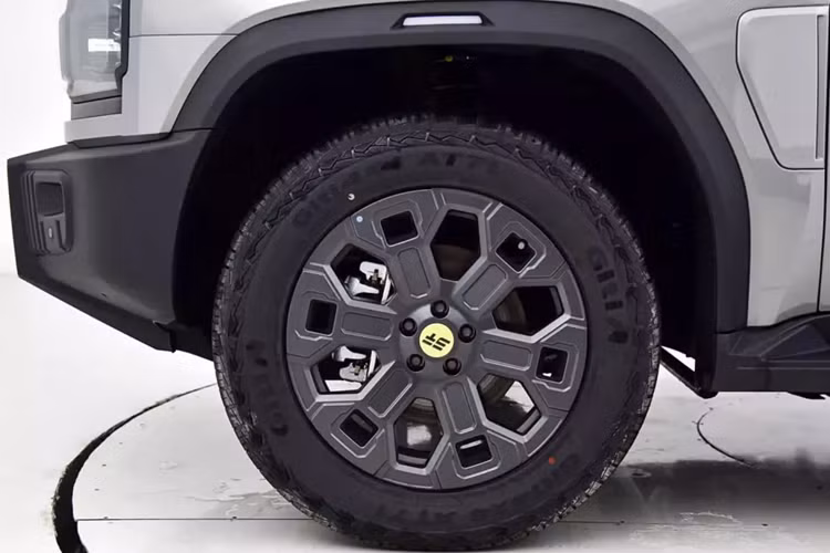 Độ sâu lội nước của Jetour Shanhai T2 là 700 mm, và nó có khóa vi sai trục sau nhúng răng điều khiển điện tử hỗ trợ chế độ bò, xoay bình xăng, hỗ trợ khởi hành ngang dốc, kiểm soát đổ đèo.