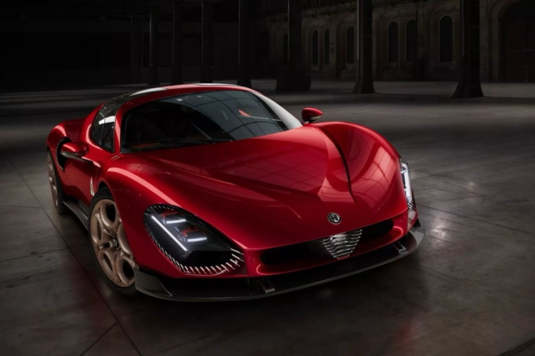 Tiến xa hơn vào quá khứ: năm 1933 là năm vinh quang của bộ môn thể thao, khi Alfa Romeo thống trị các cuộc thi thể thao và nhanh chóng chiếm trọn trái tim của người hâm mộ đua xe.