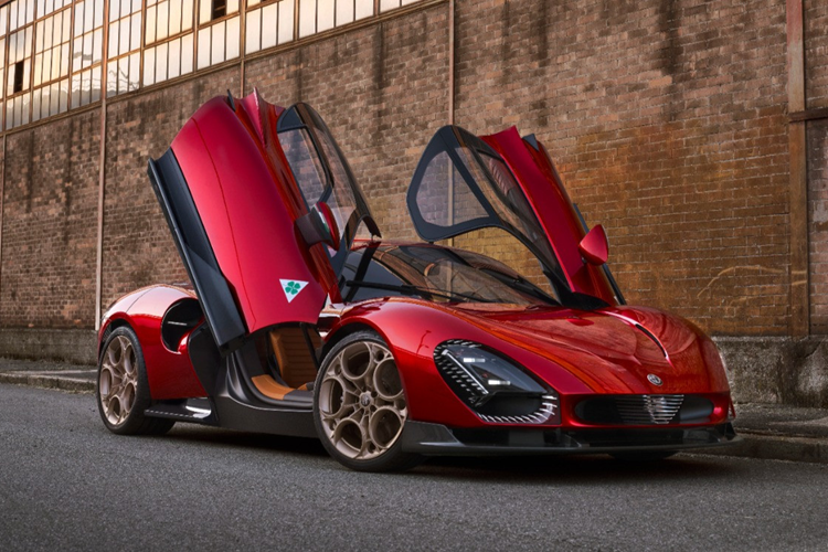 Quay ngược thời gian, con số “33” mang biểu tượng và kỷ niệm hơn nữa. Vào tháng 6 năm 2021 – cách đây 33 tháng – chiếc Alfa Romeo 6C 1750 Super Sport năm 1929 đã giành chiến thắng trong buổi tái hiện lịch sử cuộc đua 1000Miglia – Enzo Ferrari từng gọi đây là “cuộc đua xe ô tô đẹp nhất thế giới”.