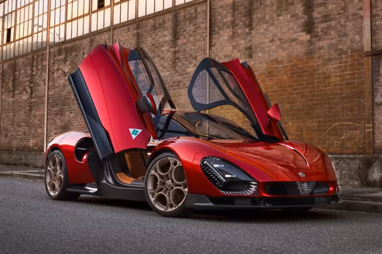 Quay ngược thời gian, con số “33” mang biểu tượng và kỷ niệm hơn nữa. Vào tháng 6 năm 2021 – cách đây 33 tháng – chiếc Alfa Romeo 6C 1750 Super Sport năm 1929 đã giành chiến thắng trong buổi tái hiện lịch sử cuộc đua 1000Miglia – Enzo Ferrari từng gọi đây là “cuộc đua xe ô tô đẹp nhất thế giới”.