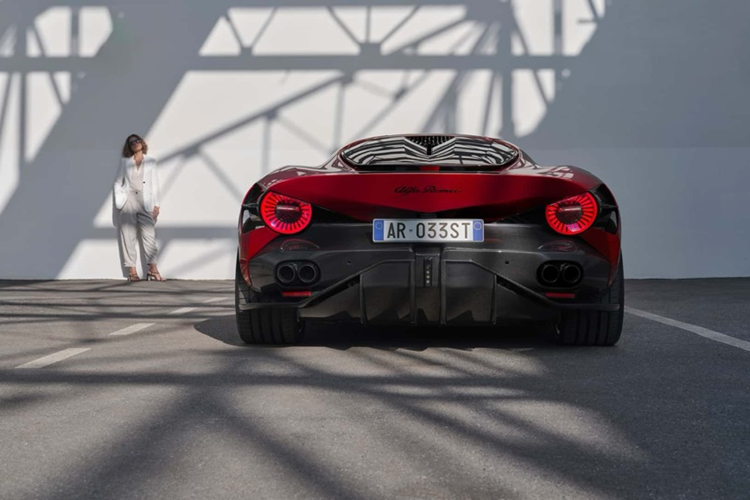 Cuối cùng, chiếc xe đua huyền thoại do bộ đôi Nuvolari-Sommer cầm lái đã giành chiến thắng trong cuộc đua 24 giờ Le Mans. Tóm lại, số “33” là một con số kỳ hiệu đối với “gia tộc” Alfa Romeo. Hiện mức giá xe Alfa Romeo 33 Stradale Day 2024 vẫn chưa được công bố.