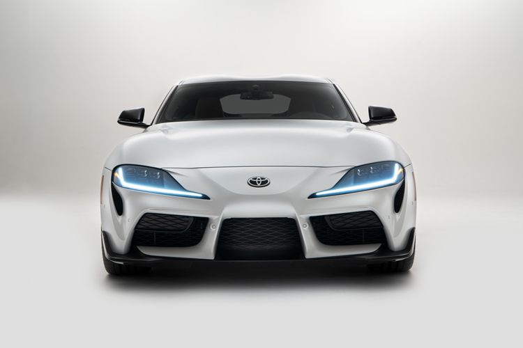 Cả 2 bản cấu hình đều trang bị tiêu chuẩn hệ thống treo thích ứng Adaptive Variable Suspension và vi sai cầu sau chủ động. Người lái có thể chọn các chế độ lái Normal, Sport và Individual, mỗi chế độ sẽ có những thiết lập khác nhau về độ nhạy ga, trợ lực vô-lăng cũng như độ chắc của hệ thống treo.