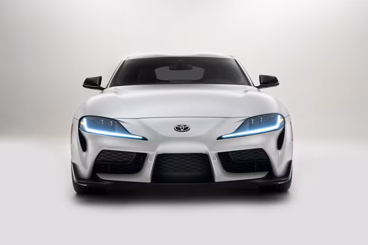 Cả 2 bản cấu hình đều trang bị tiêu chuẩn hệ thống treo thích ứng Adaptive Variable Suspension và vi sai cầu sau chủ động. Người lái có thể chọn các chế độ lái Normal, Sport và Individual, mỗi chế độ sẽ có những thiết lập khác nhau về độ nhạy ga, trợ lực vô-lăng cũng như độ chắc của hệ thống treo.