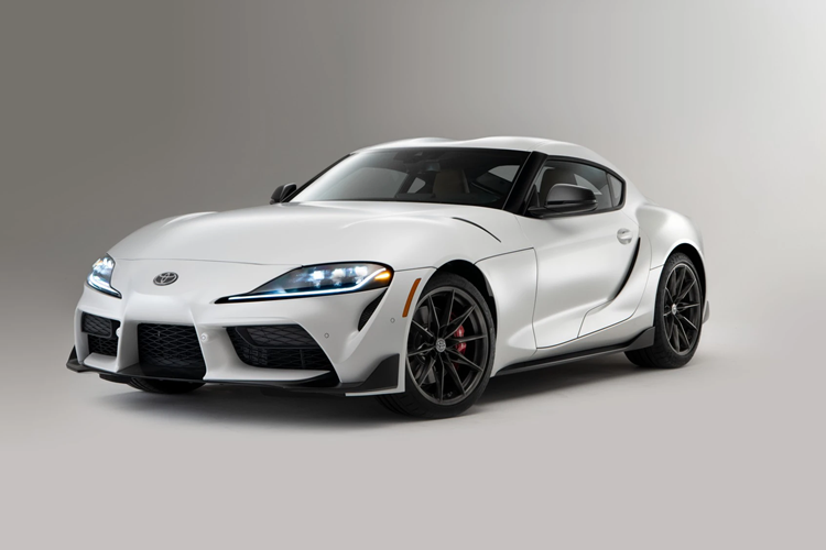 Giá xe Toyota GR Supra 2025 đời mới tăng thêm 1.750 USD (44,6 triệu đồng) đối với cả 2 cấu hình. Giá xe bắt đầu từ 56.250 USD (1,43 tỷ đồng) đối với bản “3.0” còn bản “3.0 Premium” có giá 59.400 USD (1,51 tỷ đồng).