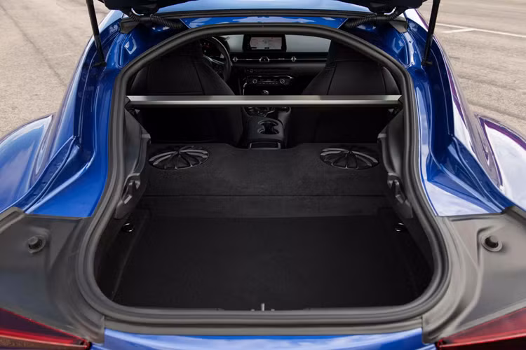 Xe trang bị mặc định hộp số tự động 8 cấp, khách hàng có thể chọn đổi qua số sàn 6 cấp và không tốn thêm phí. Khung gầm của GR Supra đã từng được cải tiến ở đời 2023 cùng lúc với việc có thêm hộp số sàn, nên hiện tại Toyota cũng không thay đổi gì thêm.