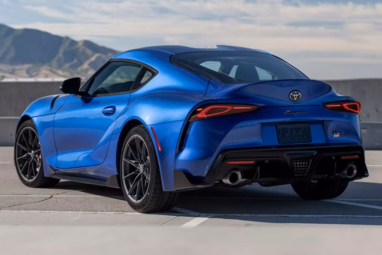 Tại Mỹ, khách hàng mua Toyota GR Supra 2025 sẽ được tặng quyền lợi hội viên của hiệp hội National Auto Sport Association miễn phí trong vòng 1 năm, được tham gia các sự kiện lái xe thể thao hiệu năng cao High Performance Driving Event của hội và được giảm giá tham gia những sự kiện khác.