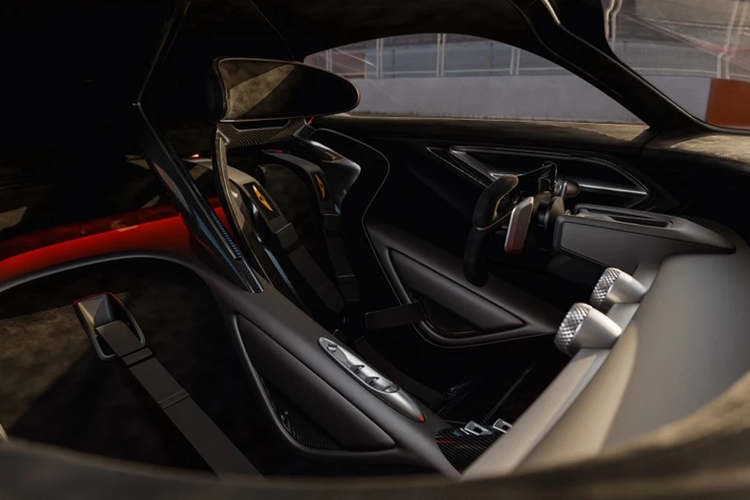 Xe chỉ được trang bị 1 chỗ ngồi với thiết kế ghế bucket seat bằng sợi carbon. Phân tách 2 phần khoang lái là khu vực tựa tay tích hợp các phím điều khiển tinh giản.