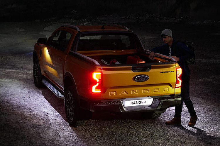 Ford Ranger Wildtrak V6 2024 tại Thái Lan có gương bên chỉnh điện, đèn chiếu sàn đón người dùng, ổ điện tại cửa hậu hay bậc chân tích hợp vào hông xe để người dùng trèo lên/xuống bồn sau dễ dàng.