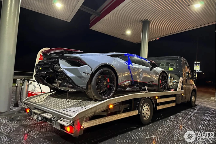 Mới đây, một chiếc siêu xe Lamborghini Huracan Tecnica 60th Anniversary hàng hiếm vừa được bắt gặp tại thị trấn Deurningen (Hà Lan) khi đang được vận chuyển qua Ba Lan để sửa chữa.