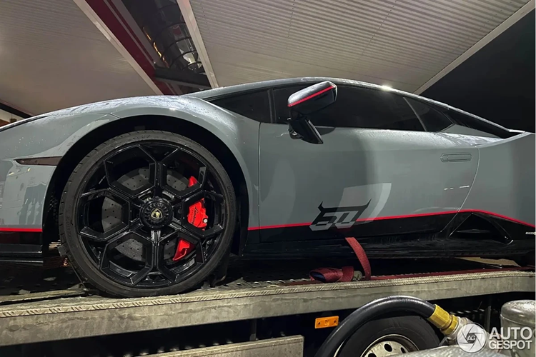 Là 1 trong 60 chiếc Huracan Tecnica 60th Anniversary, chiếc xe được mang màu sơn xám Grigio Telesto, đi kèm các họa tiết trang trí màu đen Nero Noctis và đỏ Rosso Mars.