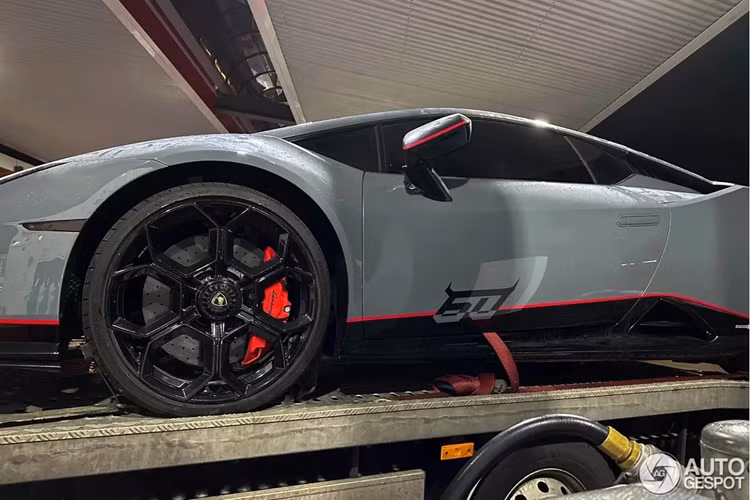 Là 1 trong 60 chiếc Huracan Tecnica 60th Anniversary, chiếc xe được mang màu sơn xám Grigio Telesto, đi kèm các họa tiết trang trí màu đen Nero Noctis và đỏ Rosso Mars.