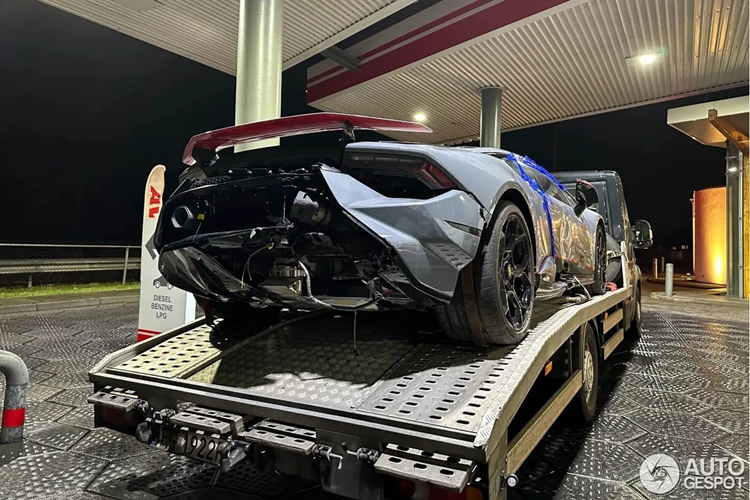 Lamborghini Huracan Tecnica có mức giá bán trung bình khoảng 350.000 USD. Tuy nhiên, một số đại lý siêu xe trên thế giới rao bán phiên bản đặc biệt Huracan Tecnica 60th Anniversary với mức giá hơn 450.000 USD.