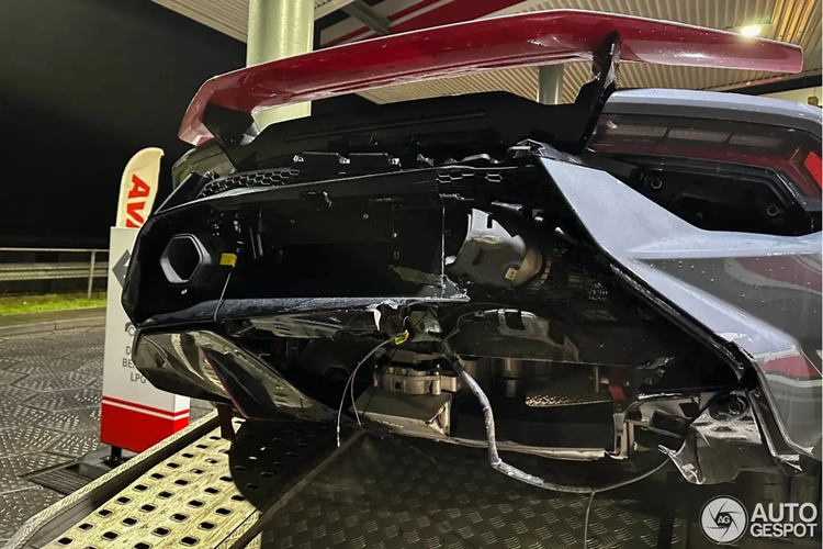 Phần cản sau cũng bị hư hỏng nặng. Một phần hệ thống ống xả và khuếch tán sau đã bị gãy, làm lộ ra các chi tiết kỹ thuật bên trong.