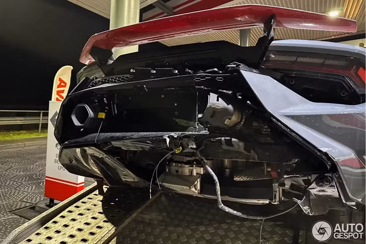 Phần cản sau cũng bị hư hỏng nặng. Một phần hệ thống ống xả và khuếch tán sau đã bị gãy, làm lộ ra các chi tiết kỹ thuật bên trong.