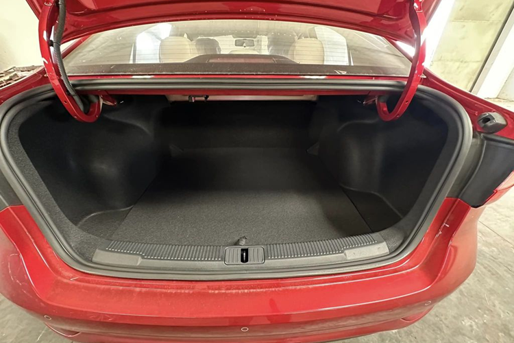 Về truyền động, New MG5 CVT Delux vẫn dùng động cơ 1.5L, 4 xy-lanh, hút khí tự nhiên, cho công suất 112 mã lực và mô-men xoắn 150 Nm. Khối động cơ này đi kèm hộp số tự động vô cấp CVT và hệ dẫn động cầu trước.