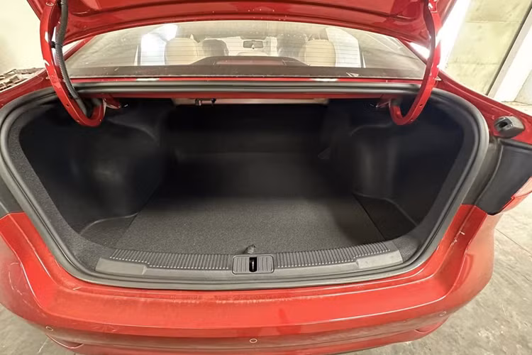 Về truyền động, New MG5 CVT Delux vẫn dùng động cơ 1.5L, 4 xy-lanh, hút khí tự nhiên, cho công suất 112 mã lực và mô-men xoắn 150 Nm. Khối động cơ này đi kèm hộp số tự động vô cấp CVT và hệ dẫn động cầu trước.