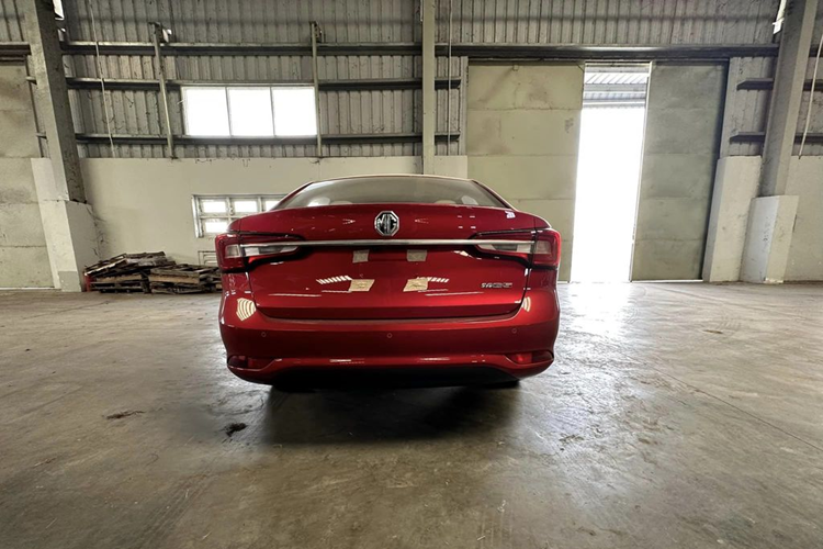 Trên thực tế, New MG5 đang bán tại Việt Nam hoàn toàn không có điểm chung với MG5 hiện đang bán trên thị trường, bởi thực tế đây là 2 mẫu xe khác nhau và chỉ được dùng chung tên gọi khi bán ngoài thị trường Trung Quốc. New MG5 đang bán tại Việt Nam thuộc thế hệ thứ 2, còn có tên gọi khác là Roewe Ei5.