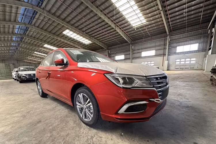 Tan thay New MG5 ban cao cap gia 499 trieu dong ve Viet Nam