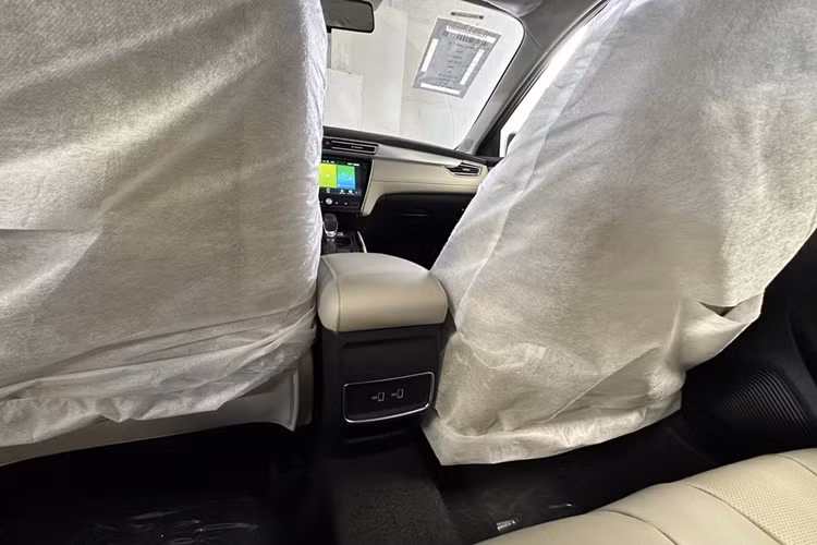 Về an toàn, New MG5 CVT Delux sẽ có thêm các công nghệ hỗ trợ như: kiểm soát phanh khi vào cua, cân bằng điện tử, cảm biến áp suất lốp, camera toàn cảnh và hệ thống 6 túi khí. Bên cạnh đó, xe vẫn được trang bị các tính năng cơ bản, gồm: ABS, EBD và BA.