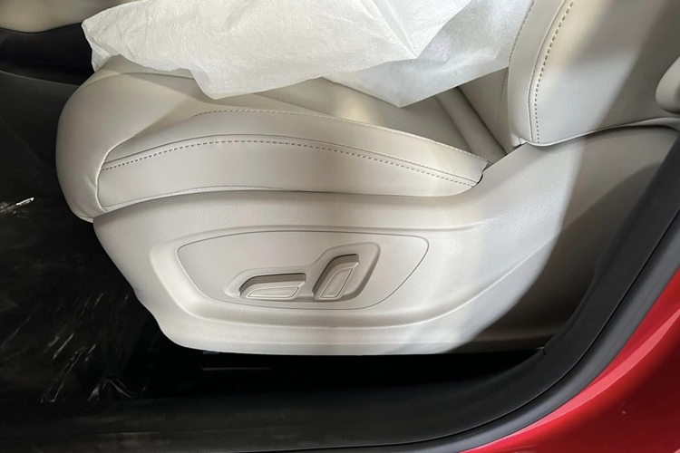 Bên trong cabin, New MG5 CVT Delux tại Việt Nam sẽ có khởi động nút bấm, kiểm soát hành trình, màn hình giải trí trung tâm 10 inch kết nối Apple CarPlay và Android Auto, lọc bụi mịn 2.5PM, màn hình đa thông tin trên bảng đồng hồ hiển thị màu, cửa sổ trời, cốp mở điện, phanh tay điện tử, giữ phanh tự động và 2 cổng sạc cho hành khách phía sau.