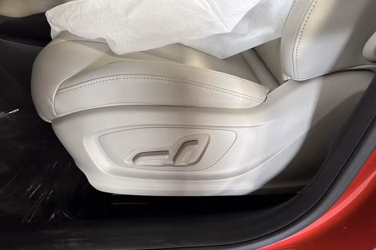 Bên trong cabin, New MG5 CVT Delux tại Việt Nam sẽ có khởi động nút bấm, kiểm soát hành trình, màn hình giải trí trung tâm 10 inch kết nối Apple CarPlay và Android Auto, lọc bụi mịn 2.5PM, màn hình đa thông tin trên bảng đồng hồ hiển thị màu, cửa sổ trời, cốp mở điện, phanh tay điện tử, giữ phanh tự động và 2 cổng sạc cho hành khách phía sau.