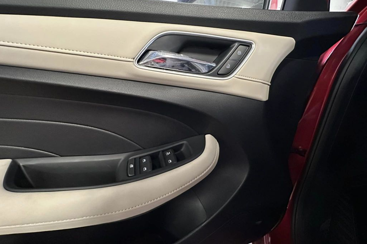 Tiếp đến là ghế lái chỉnh điện 6 hướng, tích hợp tính năng sưởi. Nội thất trên phiên bản cao cấp nhất này được bọc da, nhằm mang đến cảm giác sang trọng hơn.