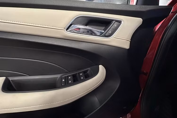 Tiếp đến là ghế lái chỉnh điện 6 hướng, tích hợp tính năng sưởi. Nội thất trên phiên bản cao cấp nhất này được bọc da, nhằm mang đến cảm giác sang trọng hơn.