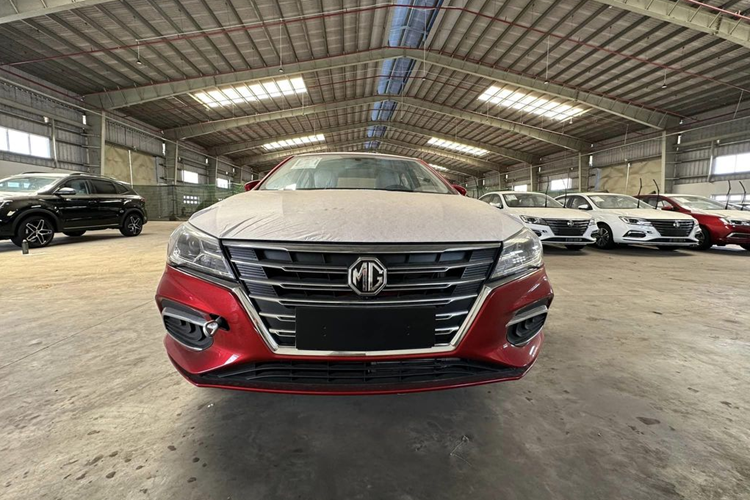 Mãi đến nay, phiên bản cao cấp nhất - CVT Delux của New MG5 mới được đưa về nước với giá bán 499 triệu đồng. Do mẫu xe này không được sản xuất và bán tại Thái Lan nên xe sẽ được nhập khẩu nguyên chiếc từ Trung Quốc.