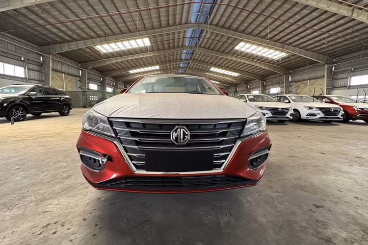 Mãi đến nay, phiên bản cao cấp nhất - CVT Delux của New MG5 mới được đưa về nước với giá bán 499 triệu đồng. Do mẫu xe này không được sản xuất và bán tại Thái Lan nên xe sẽ được nhập khẩu nguyên chiếc từ Trung Quốc.