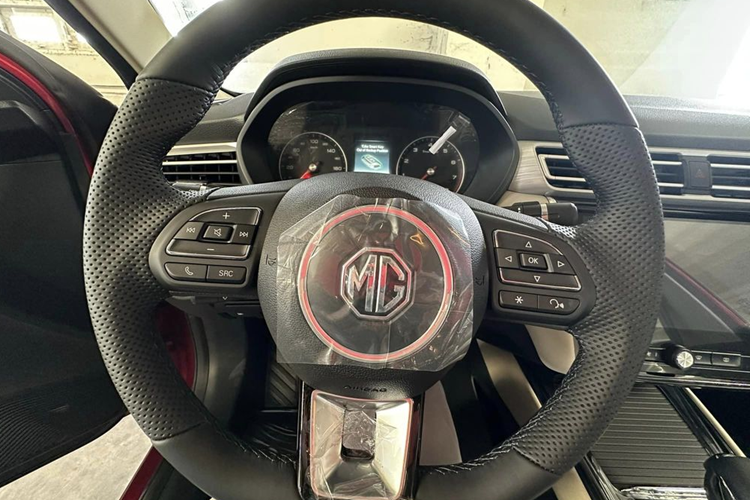 Về thiết kế, New MG5 mang kiểu dáng cổ điển, hướng đến nhóm gia đình mua ô tô lần đầu và giới kinh doanh dịch vụ vận tải. Hiện hãng vẫn chưa công bố thông số kỹ thuật của phiên bản này. Tuy nhiên, nhìn qua những hình ảnh được lan truyền trên mạng có thể thấy New MG5 CVT Delux vẫn được trang bị bộ lưới tản nhiệt mạ crôm cỡ lớn.