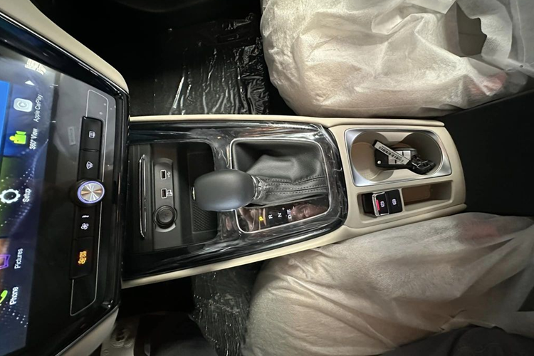 Trong khi đó, bộ mâm đã được nâng cấp lên thành loại hợp kim kích thước 16 inch, đi cùng bộ lốp 205/55 và bánh sau dùng phanh đĩa. New MG5 có kích thước lần lượt là 4.601 x 1.818 x 1.489mm, chiều dài cơ sở 2.680mm, ngắn và hẹp hơn một chút so với thế hệ cũ. Đây sẽ là điểm lợi thế khi cạnh tranh với các mẫu xe ở phân khúc sedan hạng B.