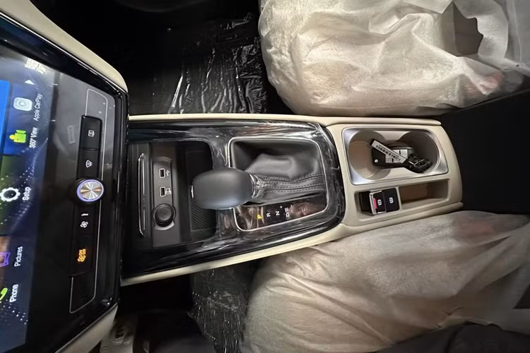 Trong khi đó, bộ mâm đã được nâng cấp lên thành loại hợp kim kích thước 16 inch, đi cùng bộ lốp 205/55 và bánh sau dùng phanh đĩa. New MG5 có kích thước lần lượt là 4.601 x 1.818 x 1.489mm, chiều dài cơ sở 2.680mm, ngắn và hẹp hơn một chút so với thế hệ cũ. Đây sẽ là điểm lợi thế khi cạnh tranh với các mẫu xe ở phân khúc sedan hạng B.